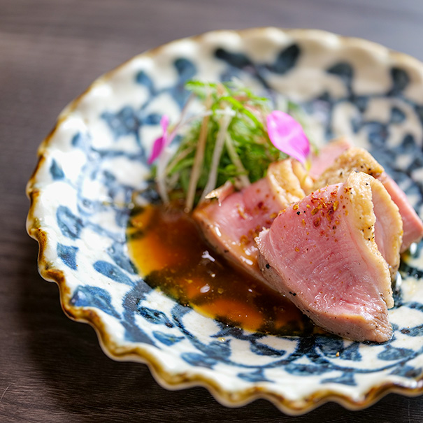 柚子胡椒ポン酢のジュレと薬味を添えた鴨のロースト