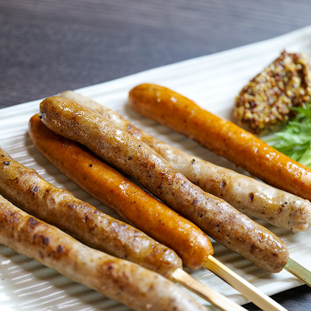 数種類のソーセージを串に刺して焼いた盛りつけ例
